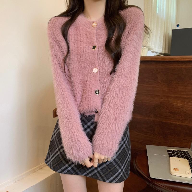 Cardigan moelleux pour femmes avec des détails de boutons élégants et des manches longues Chic & Stil