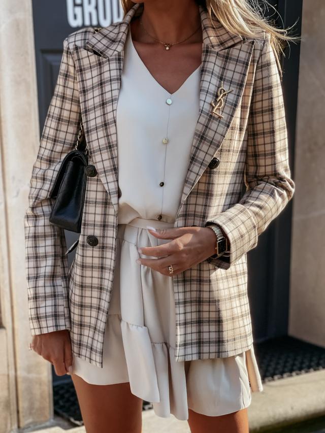 Veste pour femmes à motif à carreaux et détails élégants Chic & Stil