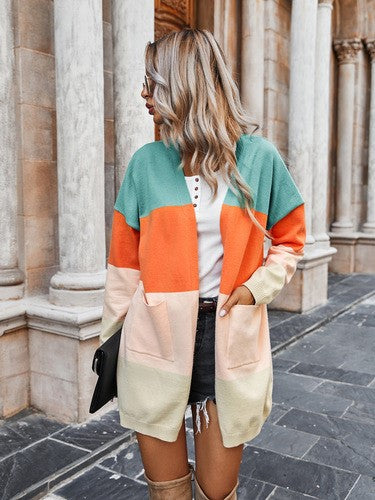 Cardigan pour femmes avec design color block et poches Chic & Stil