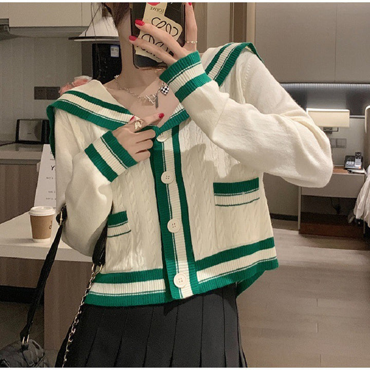 Cardigan décontracté pour femmes avec col à capuche maritime et détails de boutons Chic & Stil