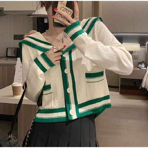 Cardigan décontracté pour femmes avec col à capuche maritime et détails de boutons Chic & Stil