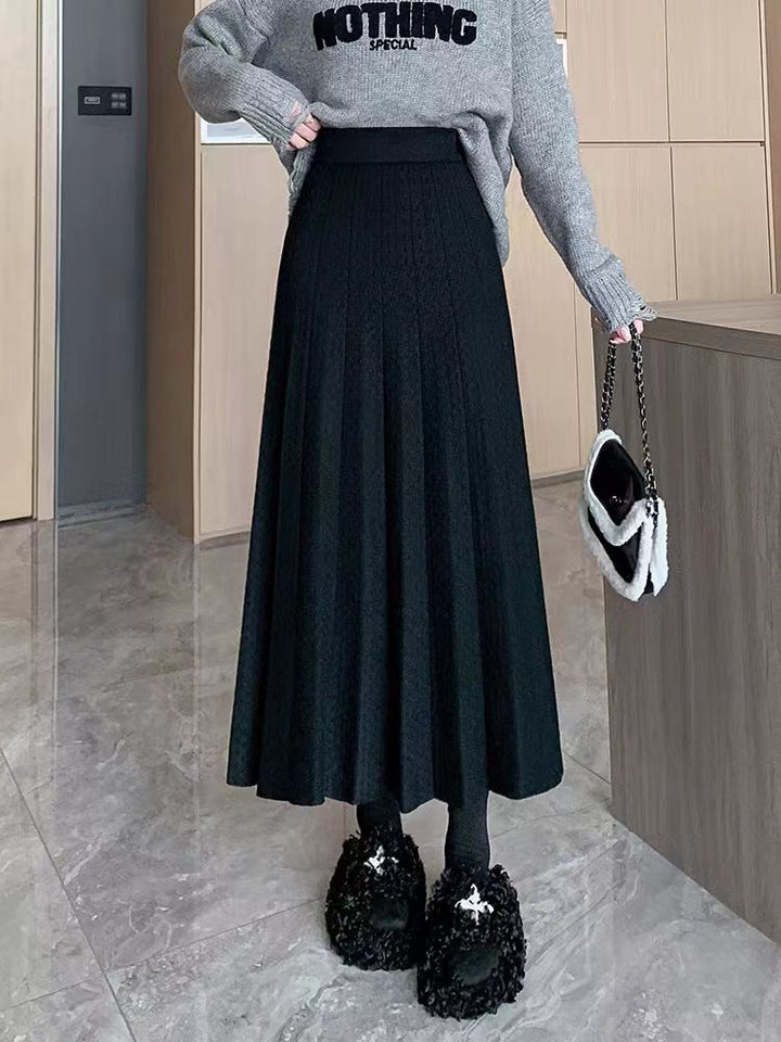 Elegant pleated maxi skirt for women with high waist and fine texture Lune London