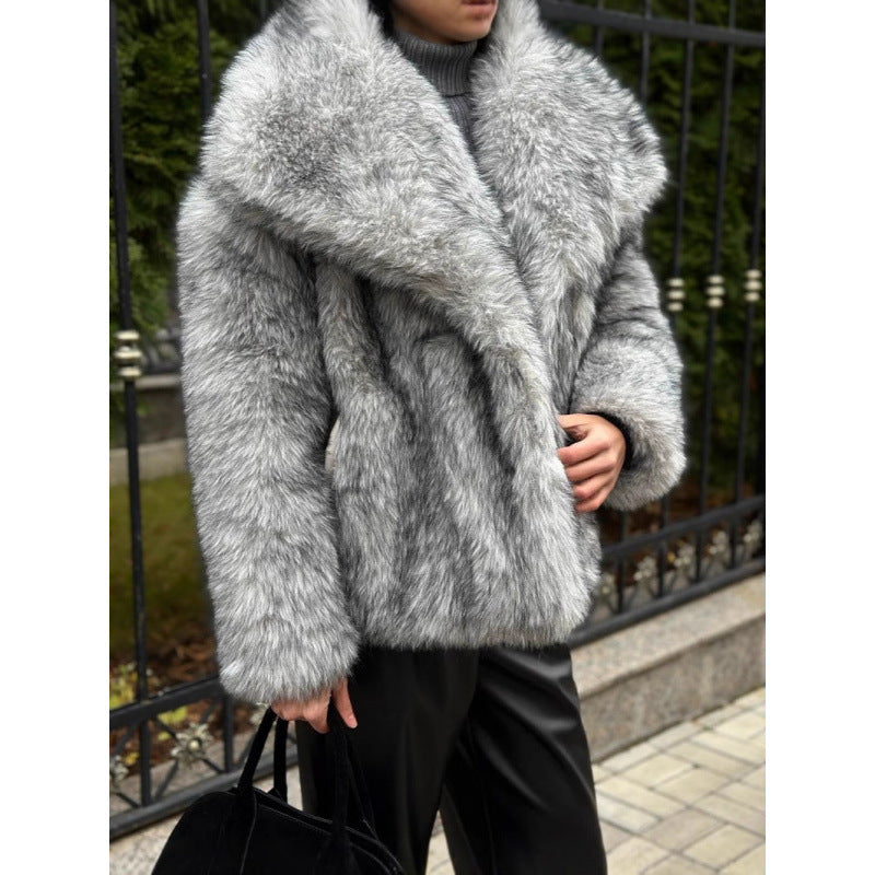 Faux fur jacket for women with oversized collar and relaxed fit Lune London