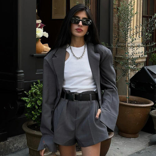Blazer à la mode pour femmes avec ceinture et shorts Chic & Stil