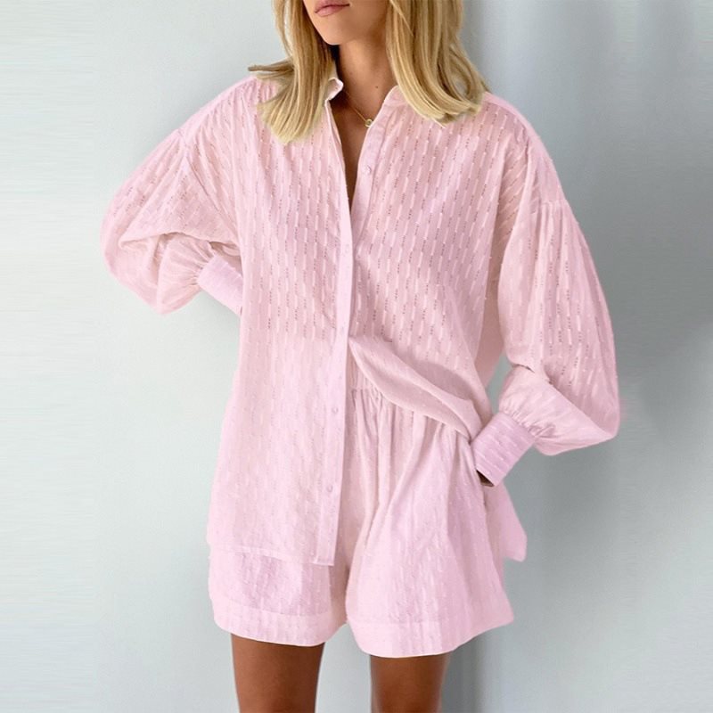 Oversized casual shirt for women with structure and chic and stylish short shorts