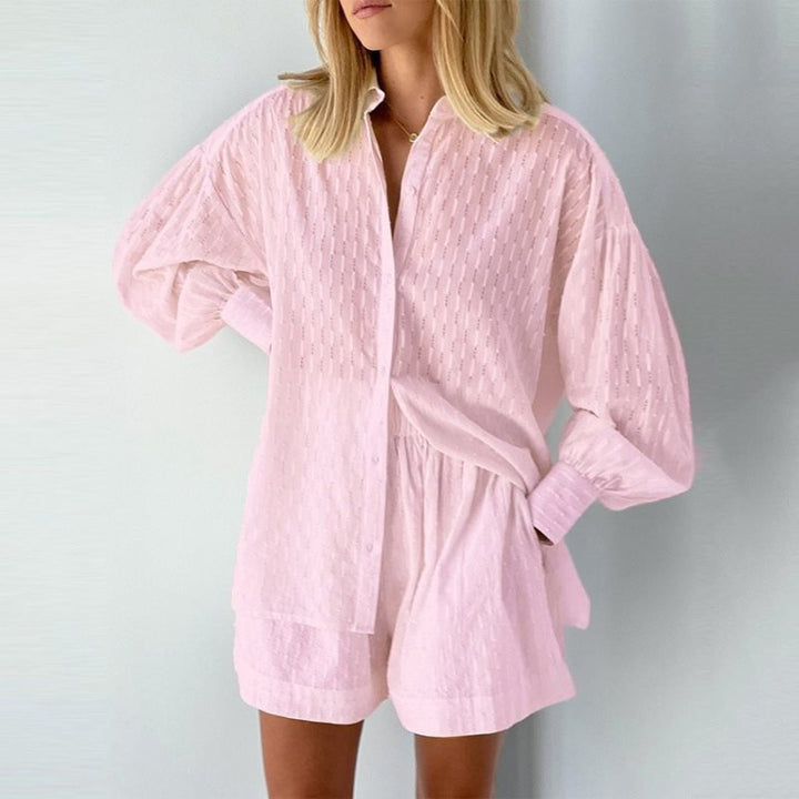 Oversized casual shirt for women with structure and chic and stylish short shorts