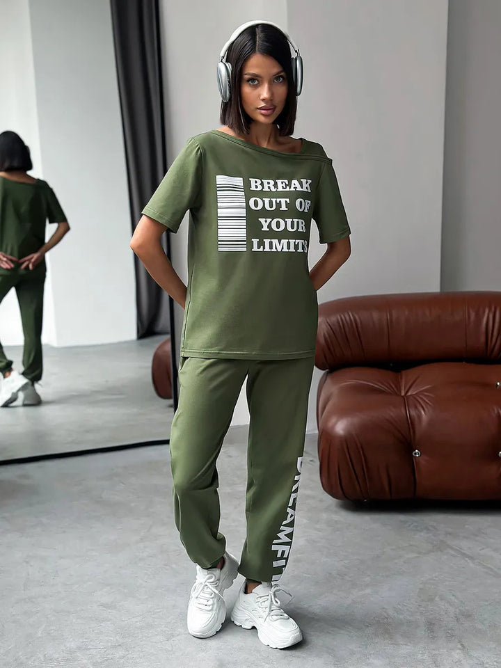 Women's sporty lounge suit with stylish cut-out sleeves and statement print Chic & Stil