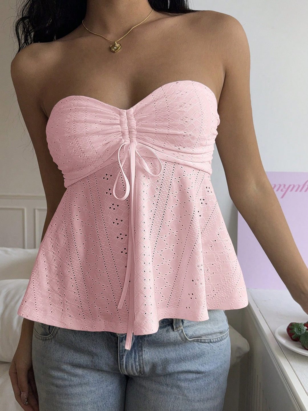 Blouse femme à épaules dénudées avec un élégant design en dentelle Chic & Stil