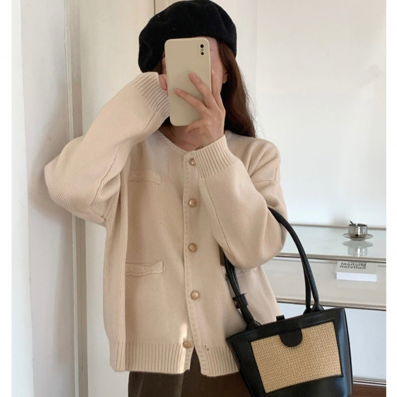 Cardigan pour femmes avec détails de boutons et poches généreuses Chic & Stil