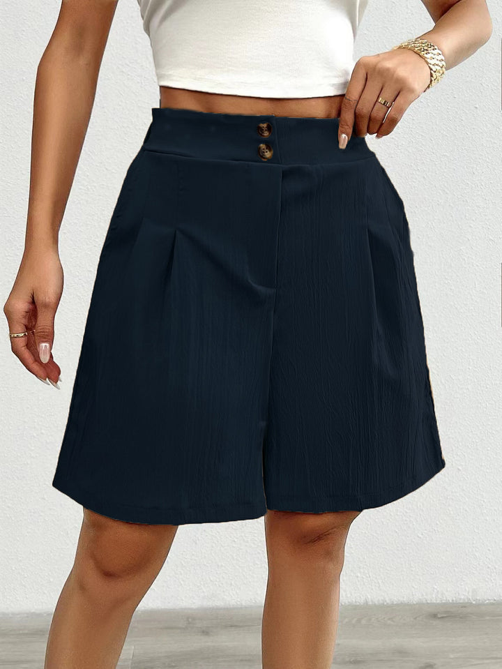 Lune London Elegant women's shorts with button closure and pleated design