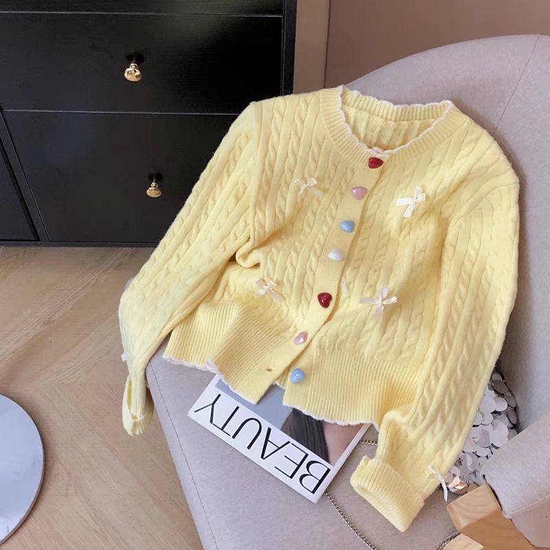 Cardigan pour femmes avec motif en câble et embellissements ludiques Chic & Stil