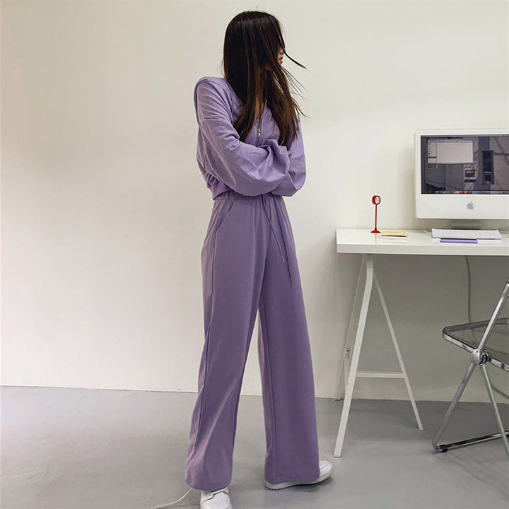 Ensemble féminin à la mode en trois pièces avec sweat à capuche court, débardeur et pantalon large Chic & Stil