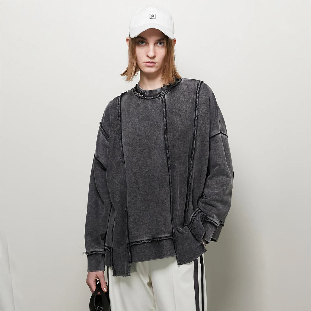 Oversized sweatshirt for women with a relaxed fit and trendy design elements Lune London