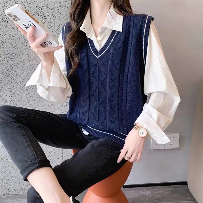 Knitted sweater for women with V-neck and geometric braid pattern Lune London
