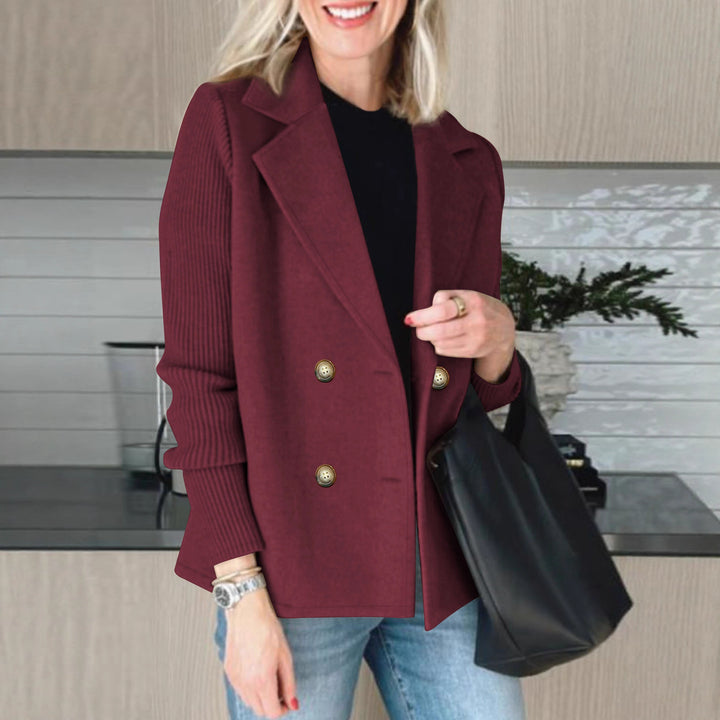 Blazer oversize élégant pour femmes avec patte de boutonnage double et manches texturées Chic & Stil