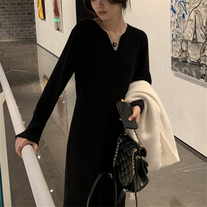 Robe en tricot pour femmes avec décolleté en V profond et coupe confortable Chic & Stil