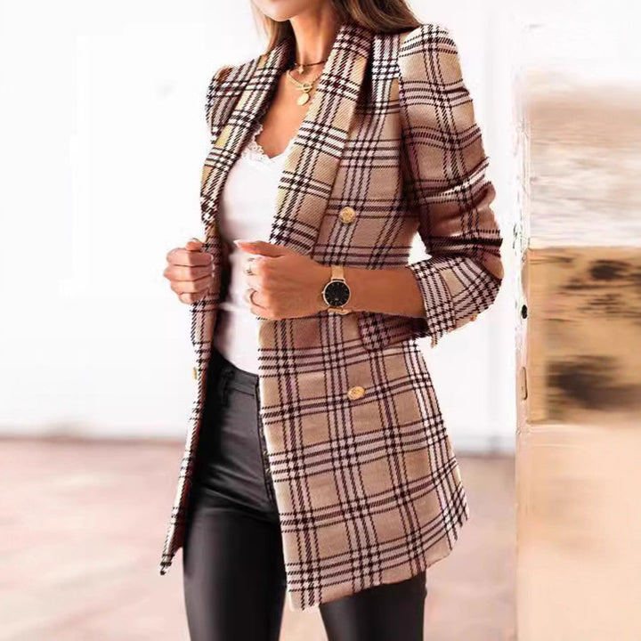 Women Elegant tweed blazer with tailored fit and button detail Lune London