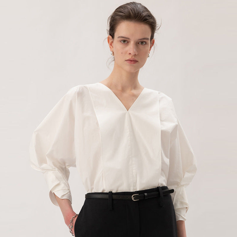 Blouse féminine tendance avec des manches volumineuses et un décolleté en V Chic & Stil