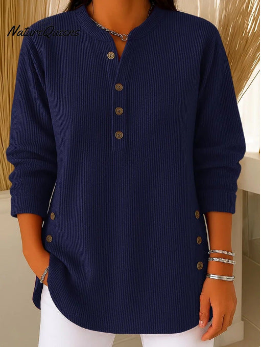 Chemise à manches longues pour femmes avec patte de boutonnage et détails modernes de boutons sur les côtés Chic & Stil