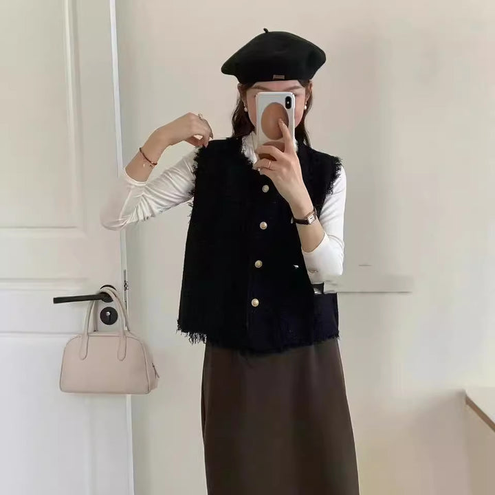 Gilet tricoté sans coutures pour femmes avec des détails de bouton élégants et des bords effilochés Chic & Stil