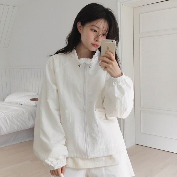 Women's sporty transitional jacket with high collar and practical pockets Chic & Stil