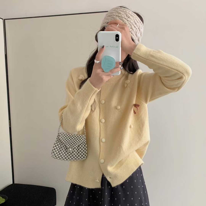 Cardigan féminin à la mode avec détails décoratifs Chic & Stil