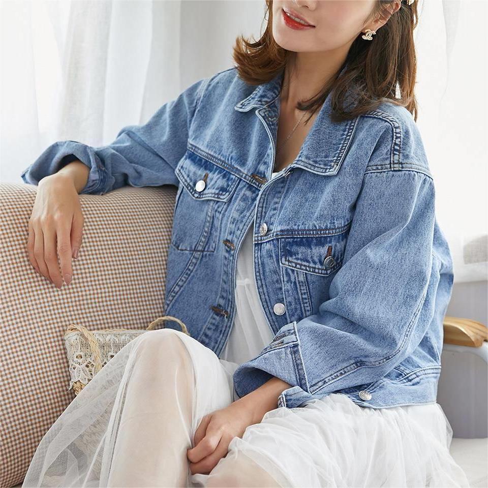 Veste en denim pour femmes avec broderies élaborées de la lettre Chic & Stil