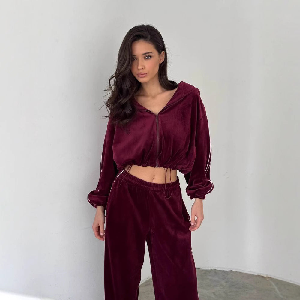 Women's luxurious velour loungewear set with cropped top and wide cut Chic & Stil