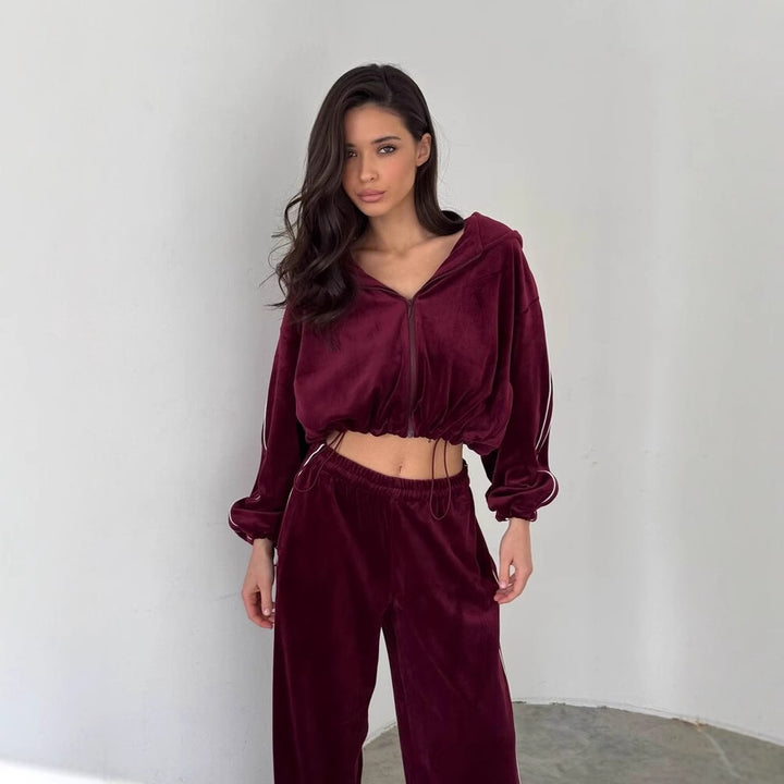 Women's luxurious velour loungewear set with cropped top and wide cut Chic & Stil