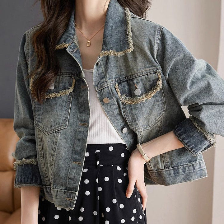 Veste en denim décontractée pour femmes avec des franges élégantes et des détails de boutons décoratifs Chic & Stil
