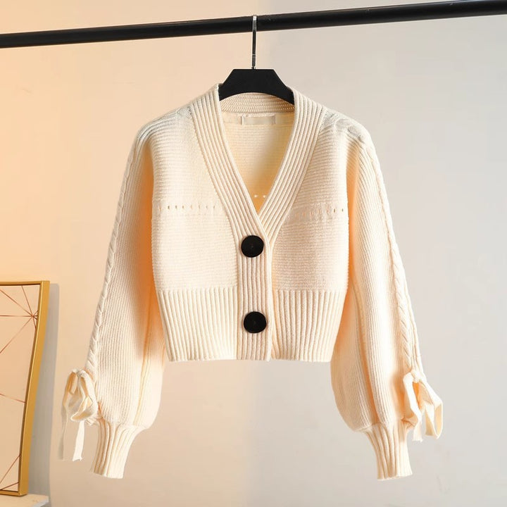 Cardigan court à la mode pour femmes avec des détails de boutons élégants et une texture côtelée unique Chic & Stil