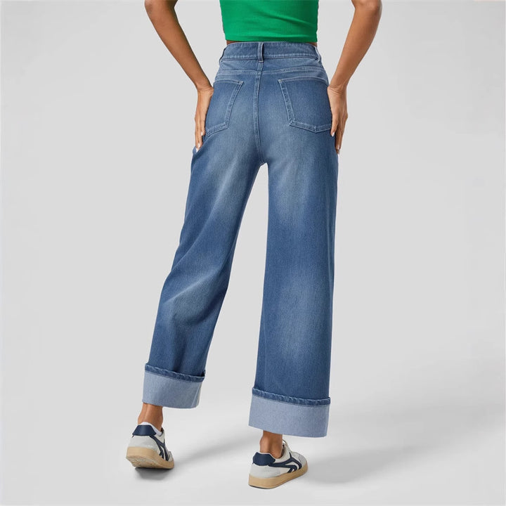 Women's wide-cut jeans with a high waistband and turned-up hem