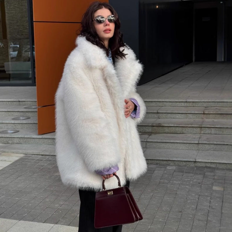 Luxurious faux fur coat for women in a loose fit Lune London