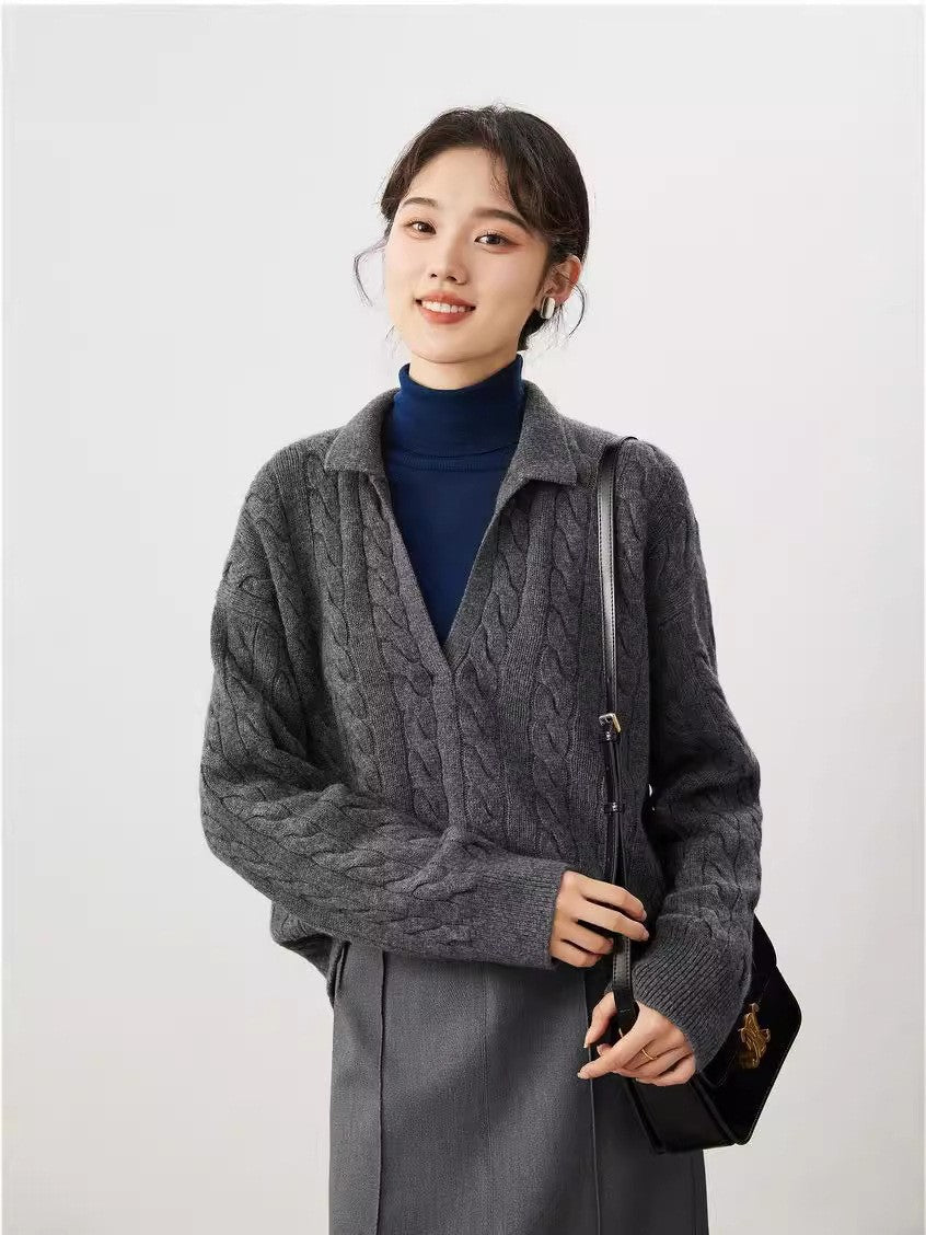 Sweater tricoté pour femmes avec décolleté en V et motif en câble Chic & Stil