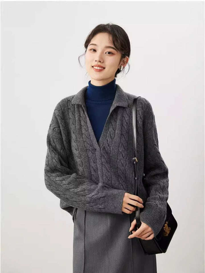 Sweater tricoté pour femmes avec décolleté en V et motif en câble Chic & Stil