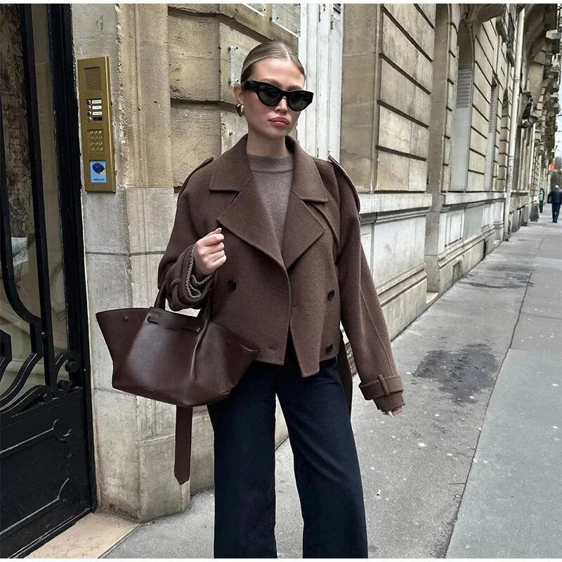 Elegant and versatile wool coat for women with double-breasted buttons and wide collar Lune London