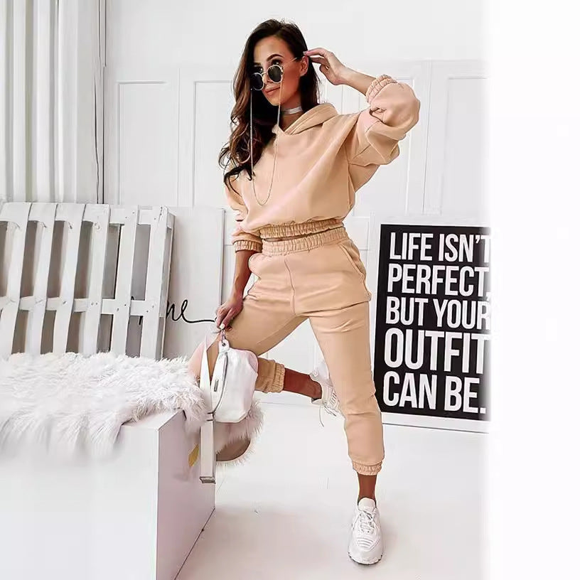 Women’s tracksuit with modern cut and casual hoodie style