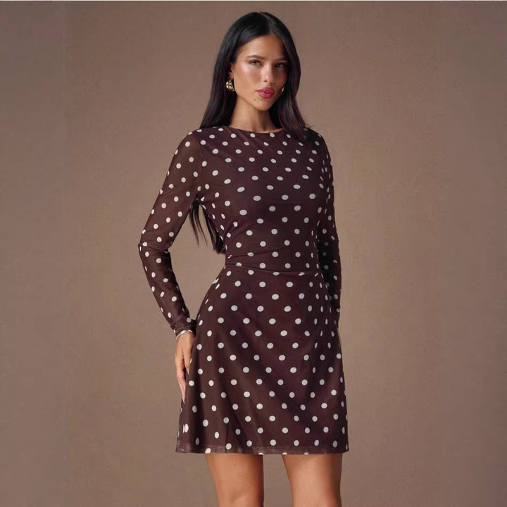 Robe mini pour femmes avec des manches transparentes et un design à pois Chic & Stil