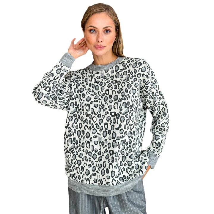 Casual women's sweater with a modern leopard pattern and a round neck Lune London