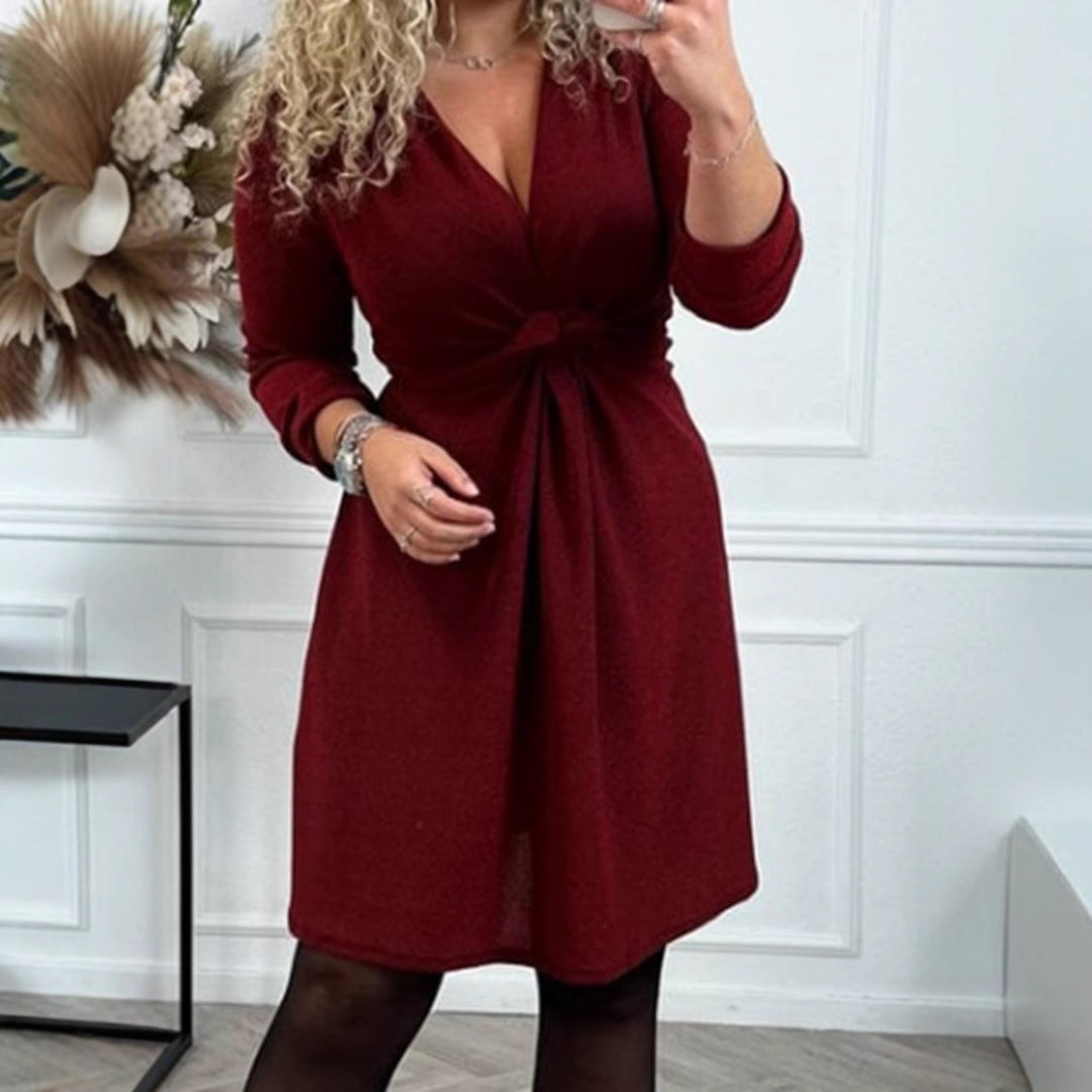 Robe portefeuille pour femmes avec des détails de volant élégants et une coupe ajustée Chic & Stil