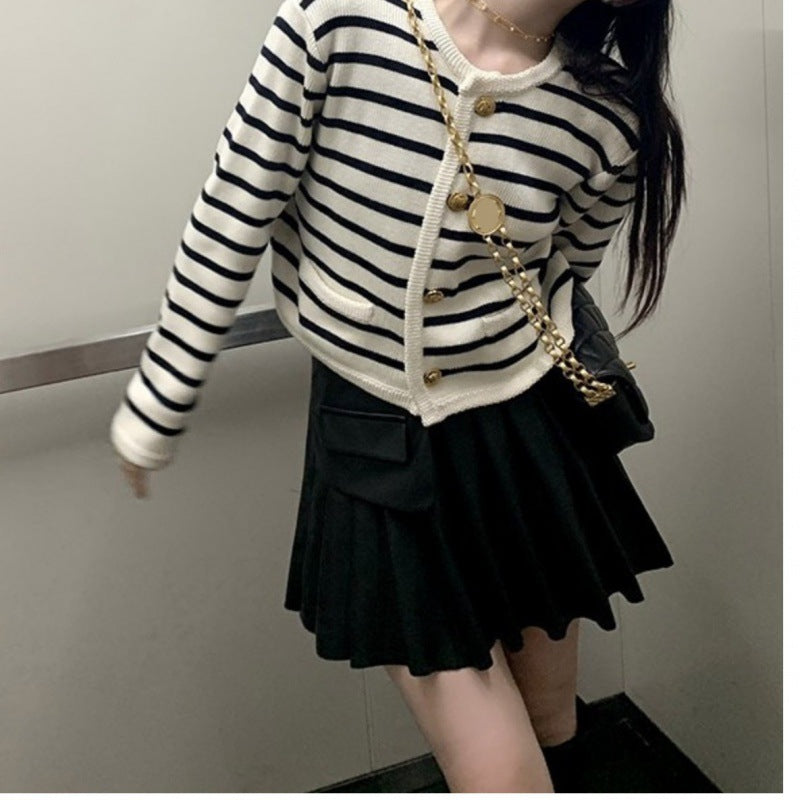 Cardigan pour femmes avec boutons élégants et motif rayé Chic & Stil