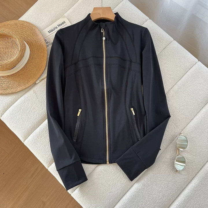 Veste de sport élégante pour femmes avec col haut et fermeture éclair innovante Chic & Stil