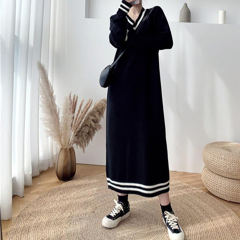 Robe tricotée élégante pour femmes avec décolleté en V et poignets contrastants Chic & Stil