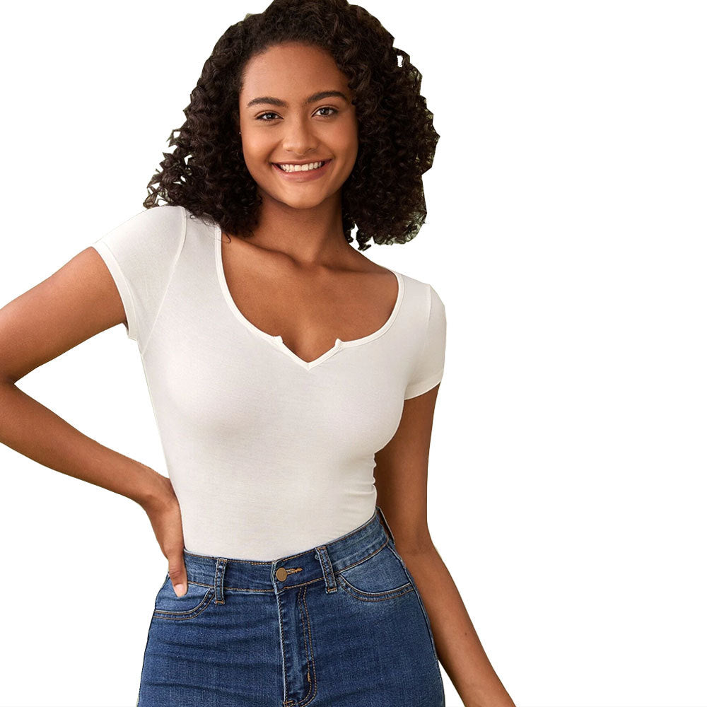 T-shirt ajusté pour femmes avec un décolleté en V profond et des manches courtes Chic & Stil