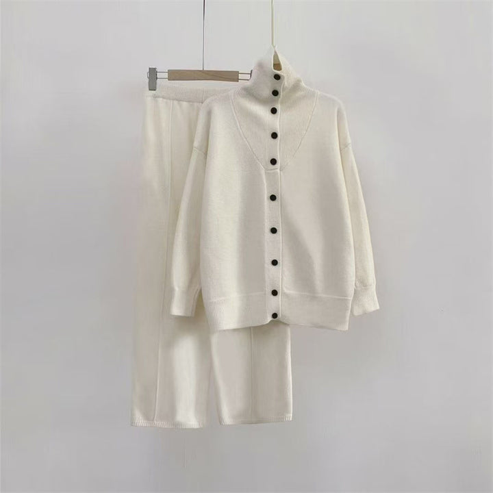 Ensemble en maille pour femmes avec col montant moderne et patte de boutonnage confortable Chic & Stil