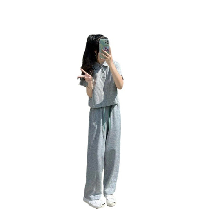 Women's sporty set with short top and joggers Chic & Stil