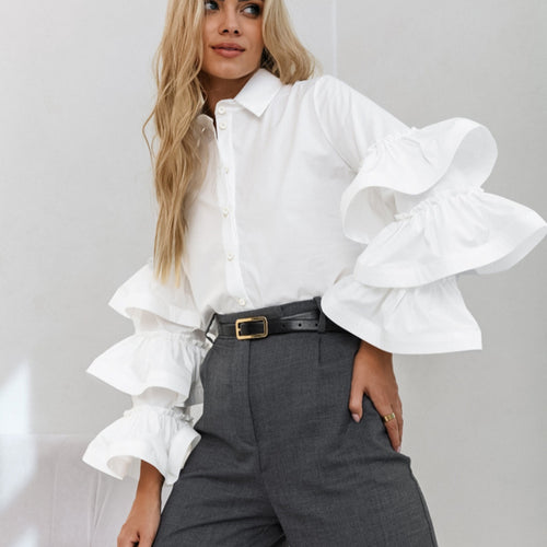 Women's blouse with voluminous ruffle details and a classic collar Lune London