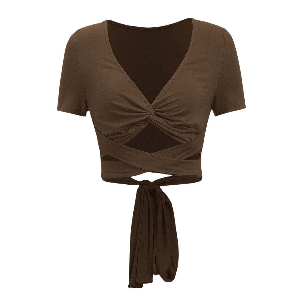 Top enveloppant flatteur pour la silhouette des femmes avec bande à nouer et design à manches courtes Chic & Stil