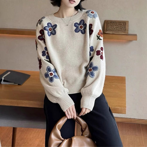 Pull féminin tendance avec design brodé floral Chic & Stil