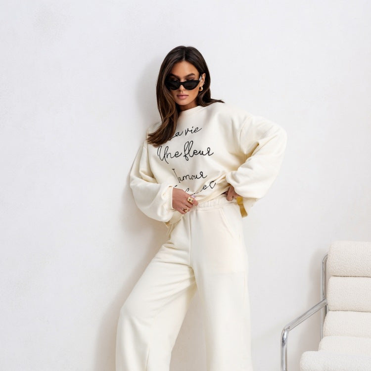 Comfortable sweatshirt for women with trendy inscription Lune London
